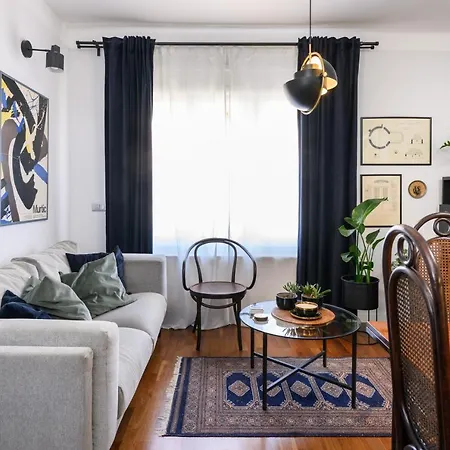 Designer Two-bedroom 아파트 *