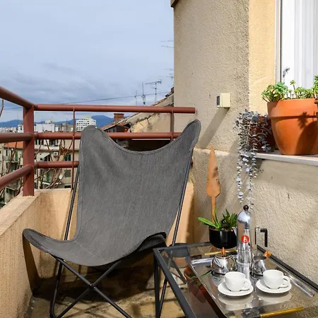 Designer Two-bedroom 아파트 *